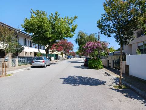 Moradia T4 c/ Jardim e Terraço - S. Mamede (Parque da Cidade)