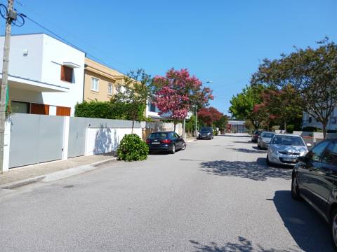 Moradia T4 c/ Jardim e Terraço - S. Mamede (Parque da Cidade)