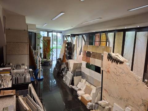 PORTO - TRESPASSE DE LOJA MUITO BEM LOCALIZADA -  (Em funcionamento!) - Circunvalação