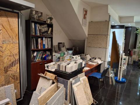 PORTO - TRESPASSE DE LOJA MUITO BEM LOCALIZADA -  (Em funcionamento!) - Circunvalação