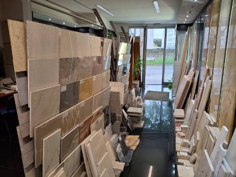 PORTO - TRESPASSE DE LOJA MUITO BEM LOCALIZADA -  (Em funcionamento!) - Circunvalação