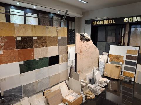 PORTO - TRESPASSE DE LOJA MUITO BEM LOCALIZADA -  (Em funcionamento!) - Circunvalação