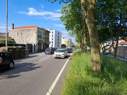 PORTO - TRESPASSE DE LOJA MUITO BEM LOCALIZADA -  (Em funcionamento!) - Circunvalação