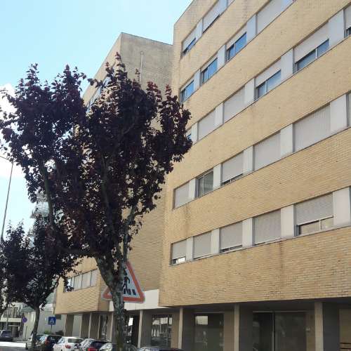 Loja c/ garagem e arrumos - ao Hospital S. João e às Faculdades