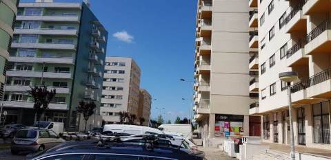 Loja c/ garagem e arrumos - ao Hospital S. João e às Faculdades