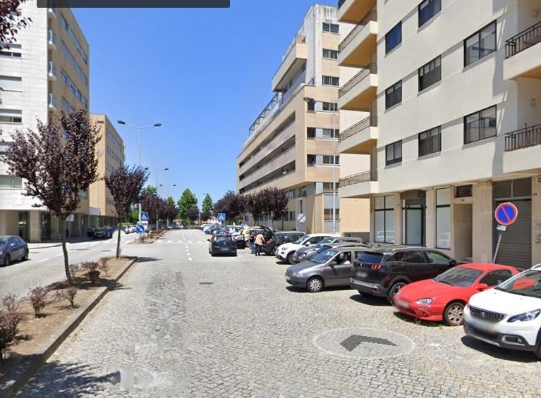 Loja c/ garagem e arrumos - ao Hospital S. João e às Faculdades