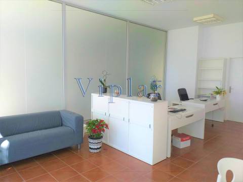 Loja c/ garagem e arrumos - ao Hospital S. João e às Faculdades