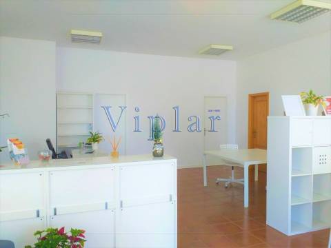 Loja c/ garagem e arrumos - ao Hospital S. João e às Faculdades