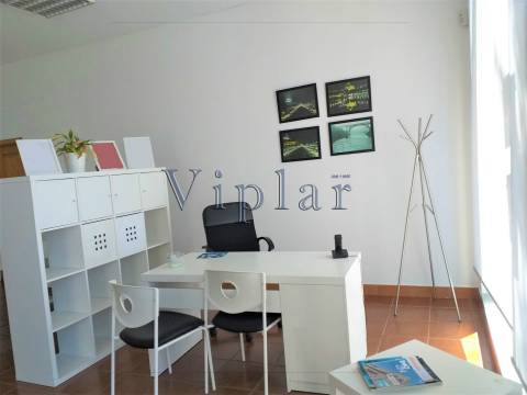 Loja c/ garagem e arrumos - ao Hospital S. João e às Faculdades