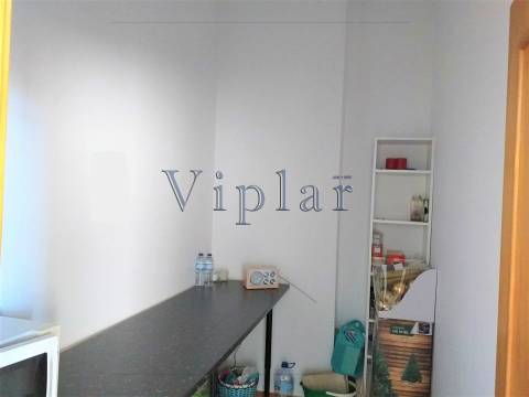 Loja c/ garagem e arrumos - ao Hospital S. João e às Faculdades