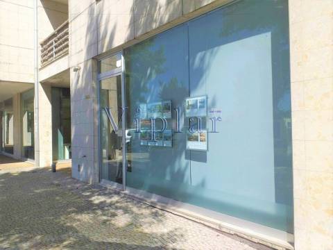 Loja c/ garagem e arrumos - ao Hospital S. João e às Faculdades