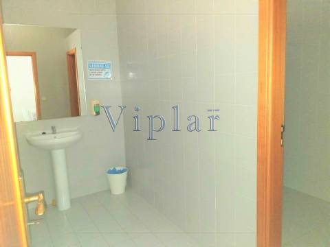 Loja c/ garagem e arrumos - ao Hospital S. João e às Faculdades