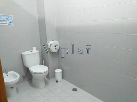 Loja c/ garagem e arrumos - ao Hospital S. João e às Faculdades