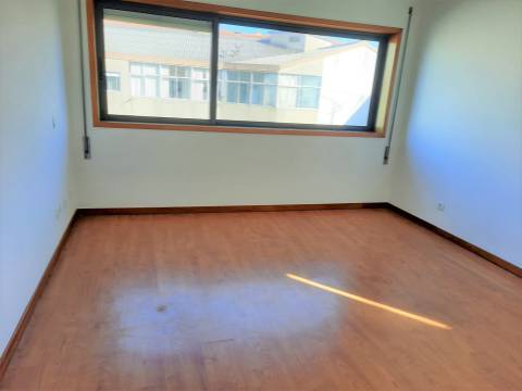 T1 c/ lugar de garagem - Quinta do Covelo (Porto)