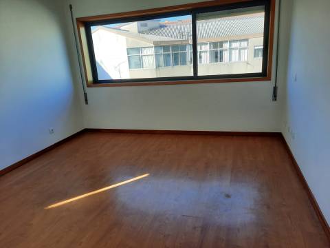 T1 c/ lugar de garagem - Quinta do Covelo (Porto)