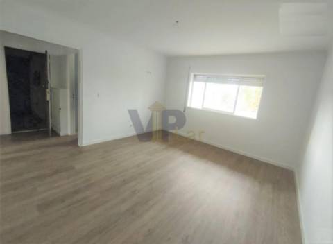 T2 Remodelado c/ garagem e arrumo - À Av. Conduta (Fânzeres)