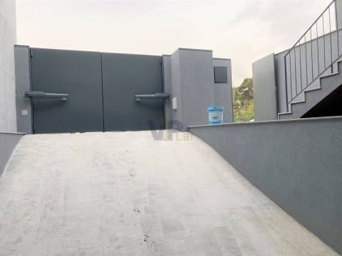 Excelente Moradia T4 c/ Jardins e 2 Terraços - Leça do Balio