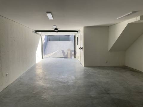 Excelente Moradia T4 c/ Jardins e 2 Terraços - Leça do Balio