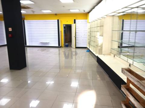 Loja c/ +/- 200m² - no cruzamento do Amial / à Circunvalação - Porto