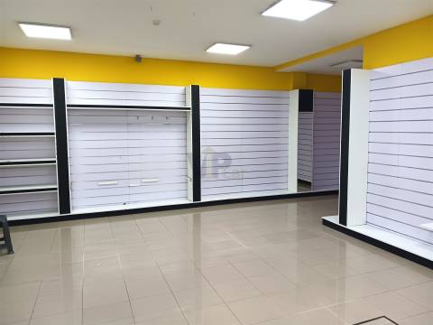 Loja c/ +/- 200m² - no cruzamento do Amial / à Circunvalação - Porto