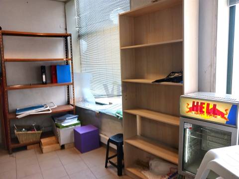 Loja c/ +/- 200m² - no cruzamento do Amial / à Circunvalação - Porto