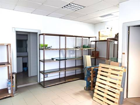Loja c/ +/- 200m² - no cruzamento do Amial / à Circunvalação - Porto