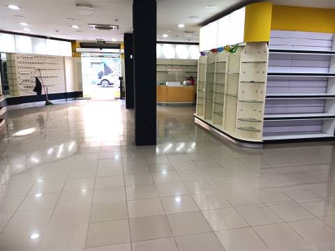 Loja c/ +/- 200m² - no cruzamento do Amial / à Circunvalação - Porto