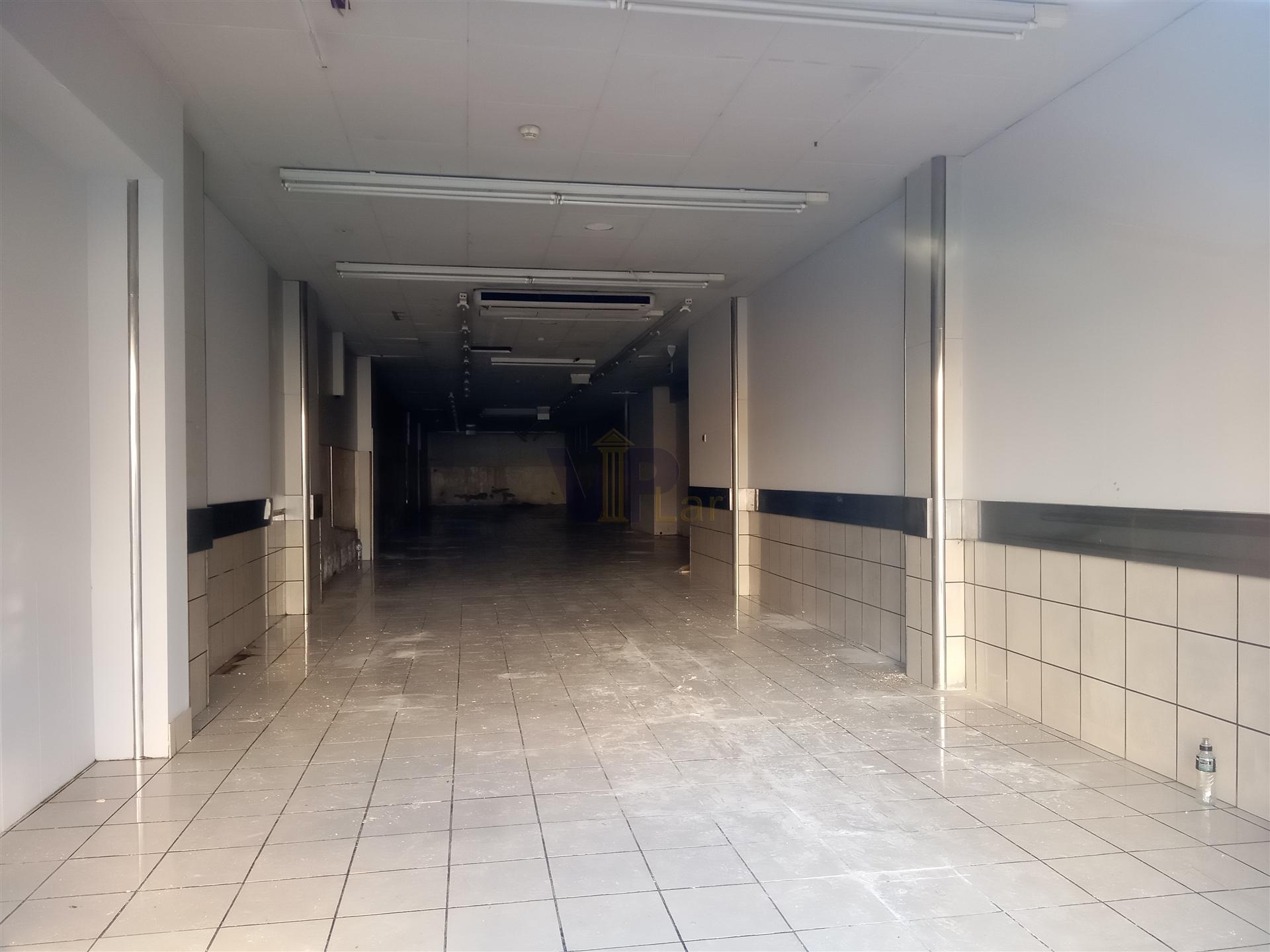 Atenção Srs. Investidores: Loja Ampla c/ 219m² com rendimento - Ao Cruzamento do Amial (Porto)