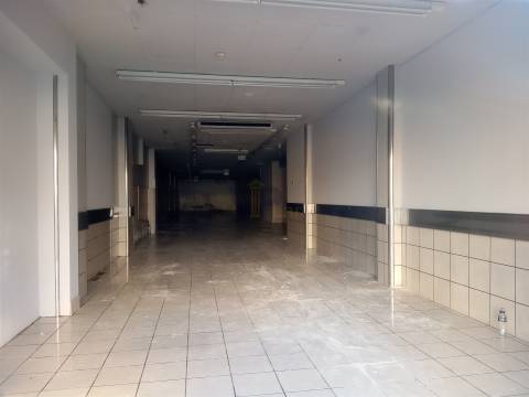 Atenção Srs. Investidores: Loja Ampla c/ 219m² com rendimento - Ao Cruzamento do Amial (Porto)