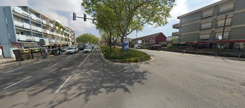 Atenção Srs. Investidores: Loja Ampla c/ 219m² com rendimento - Ao Cruzamento do Amial (Porto)