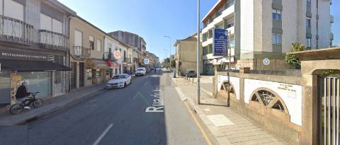 Atenção Srs. Investidores: Loja Ampla c/ 219m² com rendimento - Ao Cruzamento do Amial (Porto)