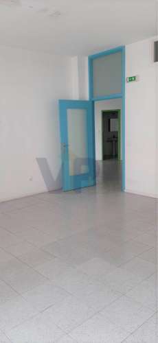 Loja c/ 212m² + Logradouro - Centro de S. Mamede de Infesta