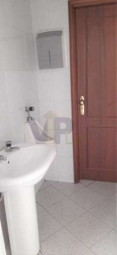 Loja c/ 212m² + Logradouro - Centro de S. Mamede de Infesta