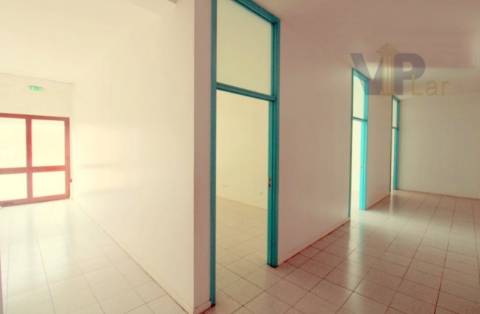 Loja c/ 212m² + Logradouro - Centro de S. Mamede de Infesta