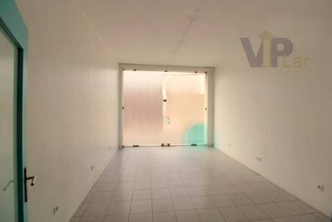Loja c/ 212m² + Logradouro - Centro de S. Mamede de Infesta