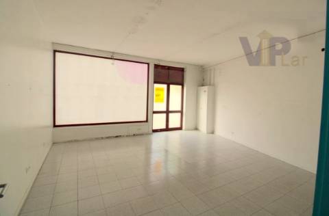 Loja c/ 212m² + Logradouro - Centro de S. Mamede de Infesta