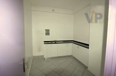 Loja c/ 212m² + Logradouro - Centro de S. Mamede de Infesta