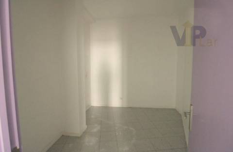 Loja c/ 212m² + Logradouro - Centro de S. Mamede de Infesta