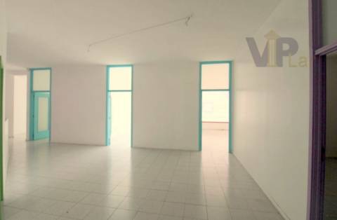 Loja c/ 212m² + Logradouro - Centro de S. Mamede de Infesta