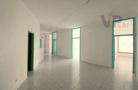 Loja c/ 212m² + Logradouro - Centro de S. Mamede de Infesta