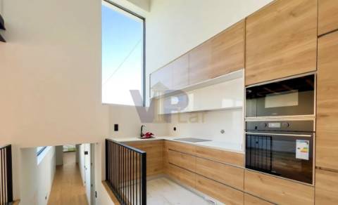 Moradia T2+1 c/ Jardim e Terraço - Quinta da Caverneira (Águas Santas, Maia)