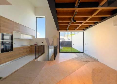 Moradia T2+1 c/ Jardim e Terraço - Quinta da Caverneira (Águas Santas, Maia)