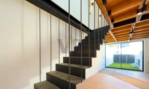 Moradia T2+1 c/ Jardim e Terraço - Quinta da Caverneira (Águas Santas, Maia)