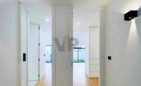 Moradia T2+1 c/ Jardim e Terraço - Quinta da Caverneira (Águas Santas, Maia)