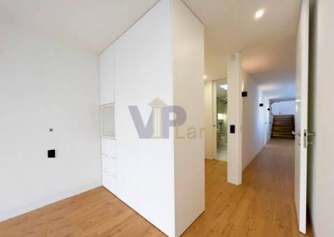 Moradia T2+1 c/ Jardim e Terraço - Quinta da Caverneira (Águas Santas, Maia)