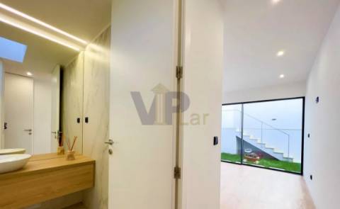 Moradia T2+1 c/ Jardim e Terraço - Quinta da Caverneira (Águas Santas, Maia)