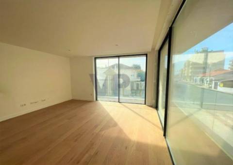 T2 NOVO c/ Varanda e garagem  - ao Padrão da Légua.