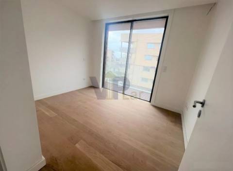 T2 NOVO c/ Varanda e garagem  - ao Padrão da Légua.