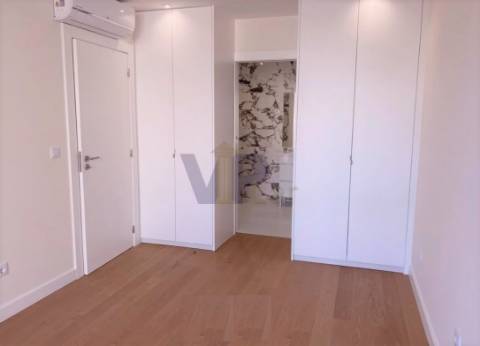 T2 NOVO c/ Varanda e garagem  - ao Padrão da Légua.