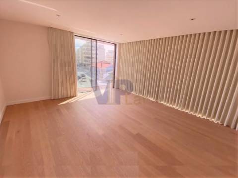T2 NOVO c/ Varanda e garagem  - ao Padrão da Légua.